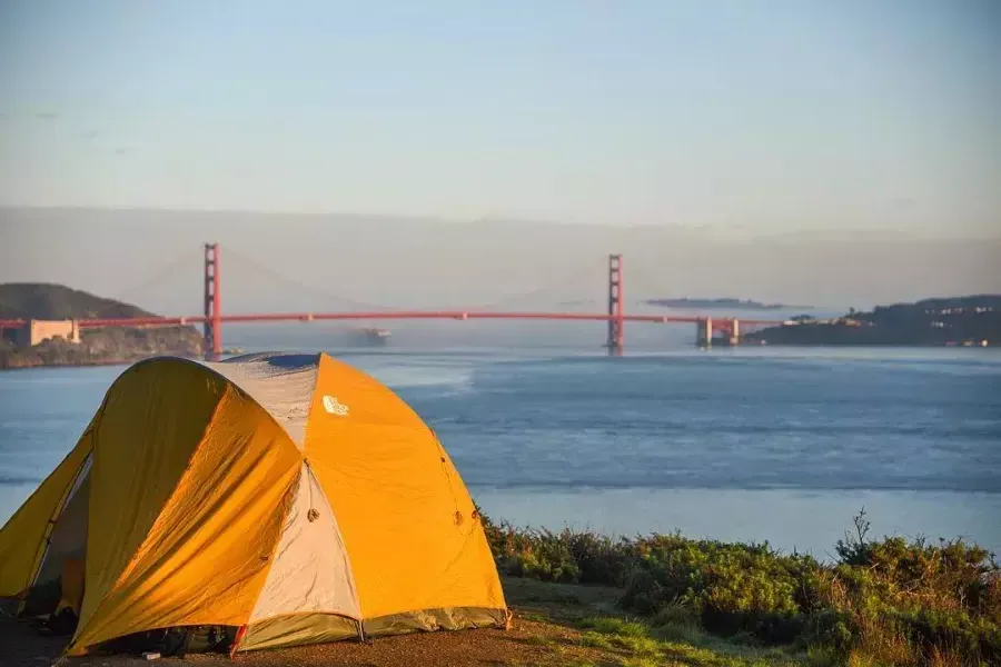 Una tenda in un campeggio che si affaccia sul 金门大桥.